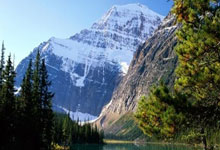 开云体育下载-曼城逆转巴萨，萨拉赫爆发神勇：一场夜色中点亮的足球传奇