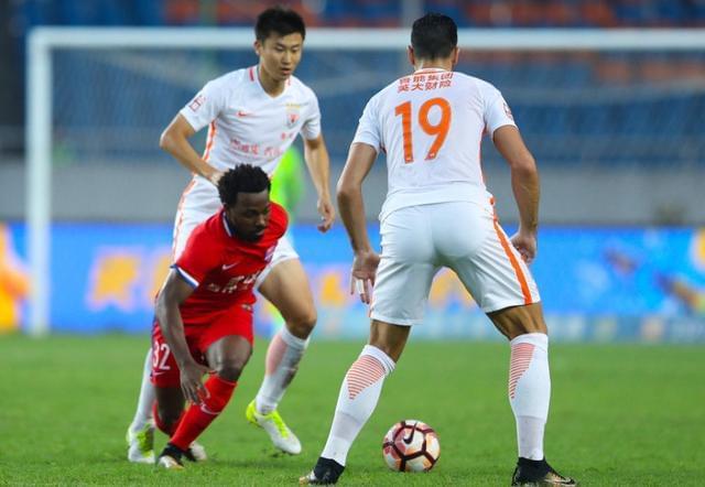 鲁能球员受伤被换下场,力帆取得胜利 鲁能球员受伤被换下场,力帆取得胜利