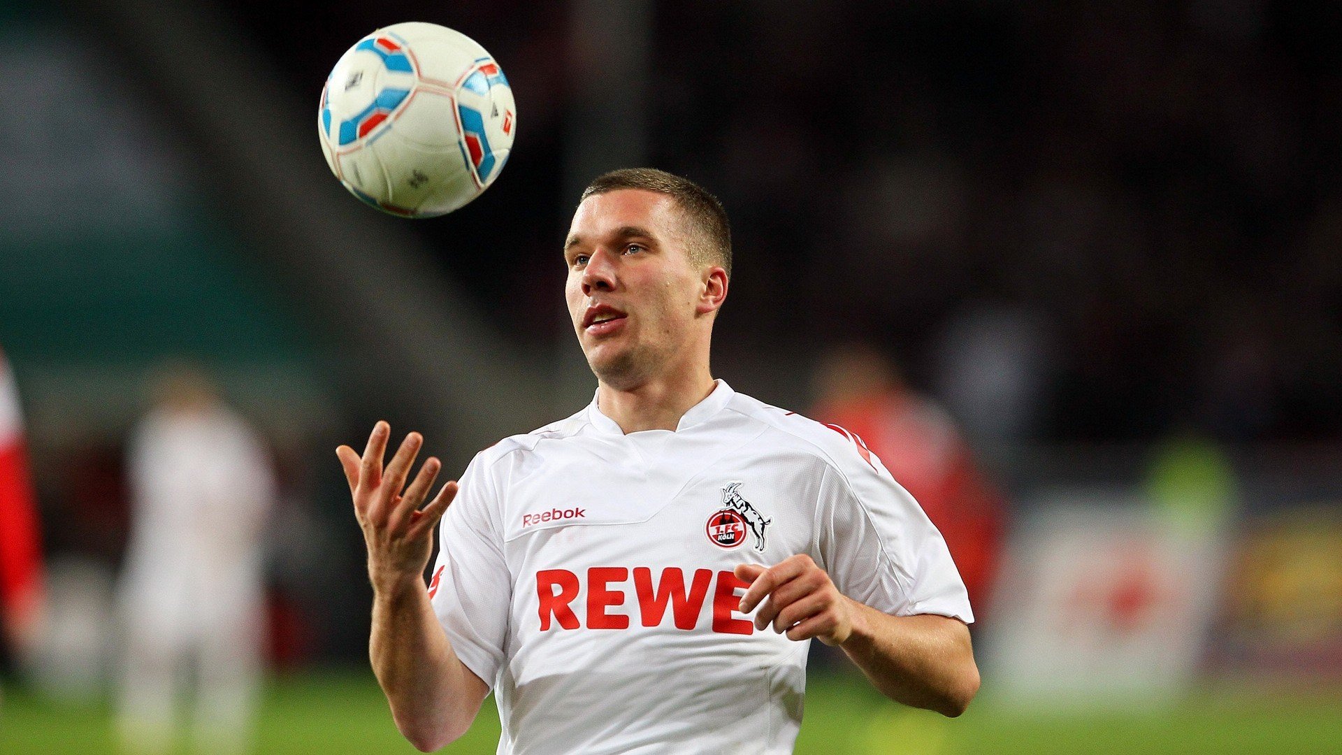 引擎轰鸣夜,福克斯稳定输出不掉线,F1新赛季揭幕战的战术与韧性启示