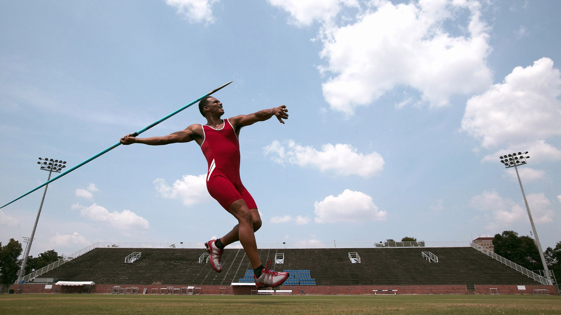 暗夜极速，恩佐攻防转换核心下的F1街道赛传奇